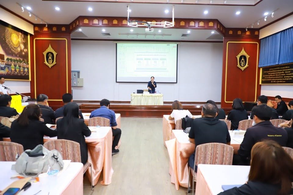 title - บรรยายให้ความรู้ในหัวข้อทิศทาง ส.ป.ก. ในอนาคต (ALRO Future Directions) มุ่งเน้นการปรับเปลี่ยนยุทธศาสตร์เชิงรุกเพื่อรับมือกับความท้าทายในโลก ทั้งสังคมเกษตรกรสูงวัย การขยายตัวของเมือง วิกฤตภูมิอากาศ และเทคโนโลยี AI โดยการขับเคลื่อนจะเน้นบูรณาการฐานข้อมูลอัจฉริยะ (ALRO One Data)